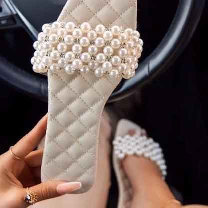 JULIA - Chaussons Mode Grande Taille Découvrez nos chaussons JULIA, une création mode grande taille qui marie confort intérieur et élégance française. Ces chaussons grande taille offrent une silhouette raffinée et douillette, créés pour les femmes qui rec