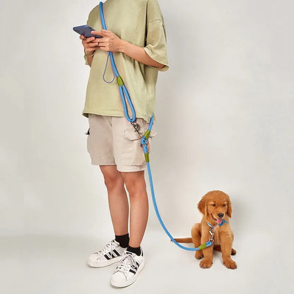 LAISSE MAINS LIBRES - Laisse de Chien Mains Libres Découvrez notre laisse mains libres, une création qui marie praticité moderne et élégance française. Cette laisse innovante offre une conception raffinée et fonctionnelle, créée pour ceux qui recherchent