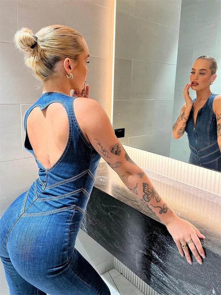 LANA - Combinaison en Jean Grande Taille Découvrez notre combinaison LANA, une création mode grande taille qui allie style denim et élégance française. Cette combinaison en jean grande taille offre un design moderne et décontracté, idéale pour les femmes