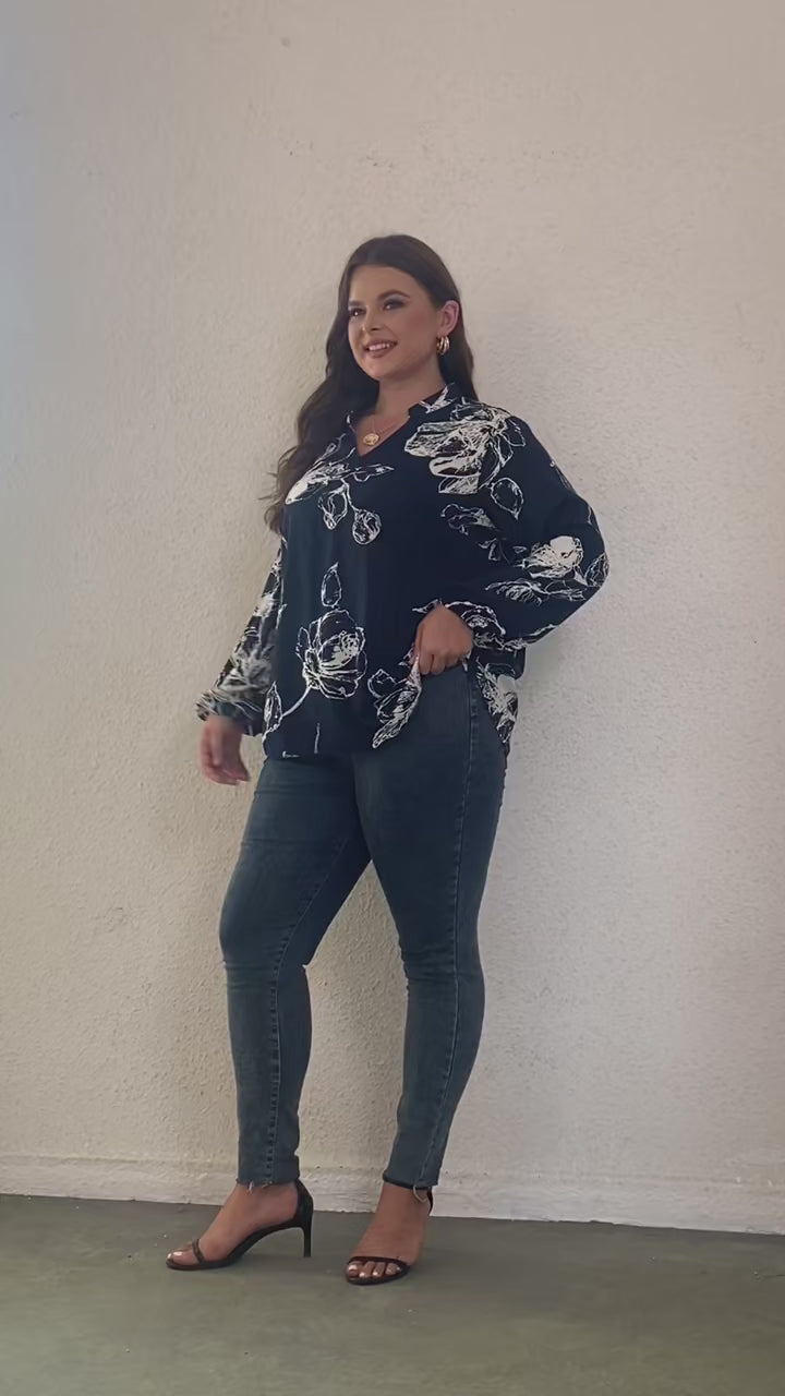 ALEXANDRA - Pull Col Roulé Moelleux Grande Taille Découvrez notre pull ALEXANDRA, une création mode grande taille qui marie douceur luxueuse et élégance française. Ce pull col roulé grande taille offre une silhouette douce et raffinée, créé pour les femme
