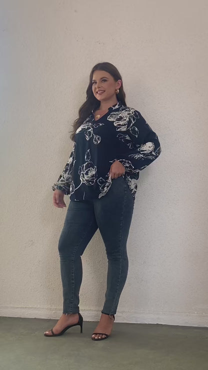 ALEXANDRA - Pull Col Roulé Moelleux Grande Taille Découvrez notre pull ALEXANDRA, une création mode grande taille qui marie douceur luxueuse et élégance française. Ce pull col roulé grande taille offre une silhouette douce et raffinée, créé pour les femme