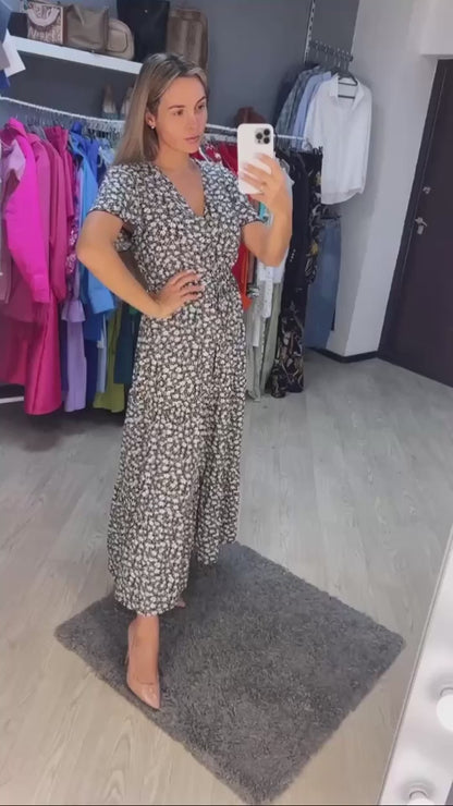 Angélique - Robe d'Été Fleurie Grande Taille Femme Découvrez notre robe Angélique, une création mode grande taille qui célèbre la féminité avec ses motifs floraux et son élégance française. Cette robe élégante grande taille allie la fraîcheur estivale à u