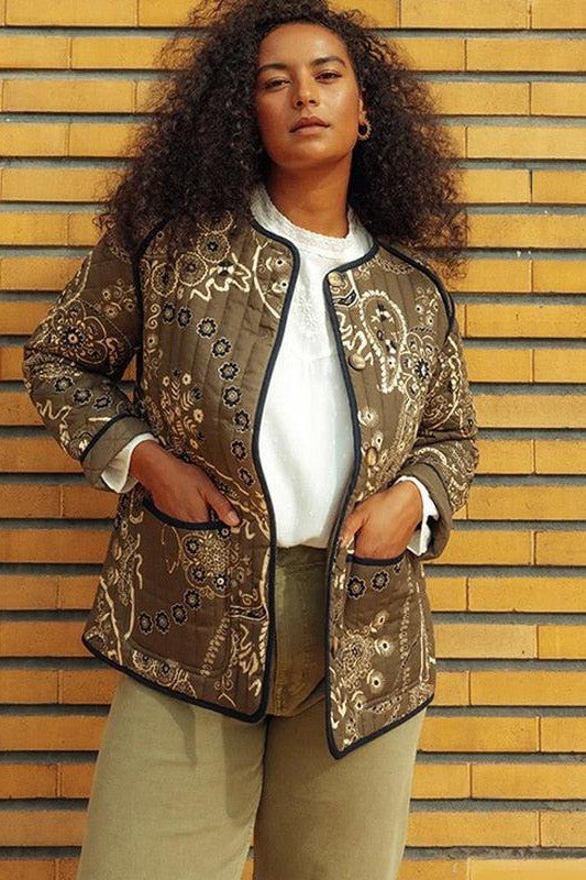 LULA - Veste Vintage Fleurie Grande Taille Découvrez notre veste LULA, une création mode grande taille qui allie charme vintage et élégance française. Cette veste fleurie grande taille offre un design rétro et romantique, idéale pour les femmes qui souhai