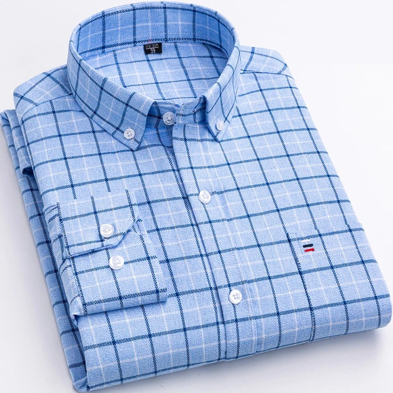 VIBE - Chemise à Carreaux en Coton Homme Découvrez notre chemise VIBE pour homme, une création qui marie motif à carreaux et élégance française. Cette chemise en coton offre une silhouette raffinée et distinctive, créée pour les hommes qui recherchent une