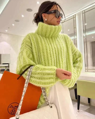 ALEXANDRA - Pull Col Roulé Doux Grande Taille Découvrez notre pull ALEXANDRA, une création mode grande taille qui marie douceur peluche et élégance française. Ce pull col roulé grande taille offre une silhouette douce et raffinée, créé pour les femmes qui