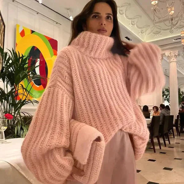 ALEXANDRA - Pull Col Roulé Doux Grande Taille Découvrez notre pull ALEXANDRA, une création mode grande taille qui marie douceur peluche et élégance française. Ce pull col roulé grande taille offre une silhouette douce et raffinée, créé pour les femmes qui