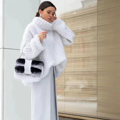 ALEXANDRA - Pull Col Roulé Doux Grande Taille Découvrez notre pull ALEXANDRA, une création mode grande taille qui marie douceur peluche et élégance française. Ce pull col roulé grande taille offre une silhouette douce et raffinée, créé pour les femmes qui