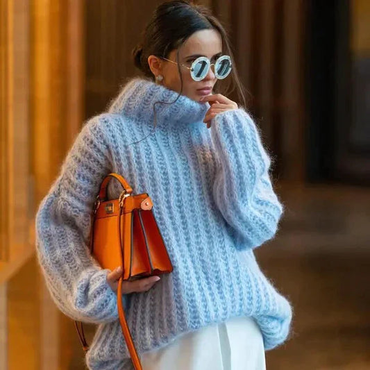 ALEXANDRA - Pull Col Roulé Doux Grande Taille Découvrez notre pull ALEXANDRA, une création mode grande taille qui marie douceur peluche et élégance française. Ce pull col roulé grande taille offre une silhouette douce et raffinée, créé pour les femmes qui