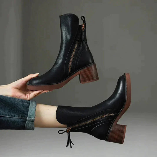 CORA - Bottes Hautes Élégantes Grande Taille Découvrez nos bottes CORA, une création mode grande taille qui marie hauteur élégante et élégance française. Ces bottes hautes grande taille offrent une silhouette raffinée et élancée, créées pour les femmes qu