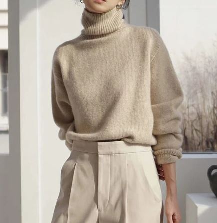 SUSAN - Pull Col Roulé Élégant Grande Taille Découvrez notre pull SUSAN, une création mode grande taille qui marie élégance contemporaine et raffinement français. Ce pull col roulé grande taille offre une silhouette sophistiquée et raffinée, créé pour les