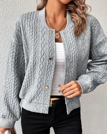 KASEY - Cardigan à Boutons Grande Taille Découvrez notre cardigan KASEY, une pièce mode grande taille qui incarne le confort élégant et le style français. Ce cardigan grande taille offre une silhouette structurée et féminine, parfait pour les femmes qui r
