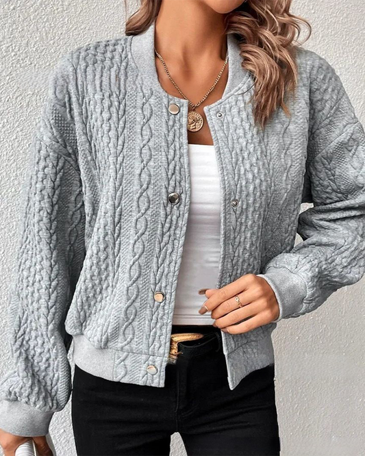 KASEY - Cardigan à Boutons Grande Taille Découvrez notre cardigan KASEY, une pièce mode grande taille qui incarne le confort élégant et le style français. Ce cardigan grande taille offre une silhouette structurée et féminine, parfait pour les femmes qui r