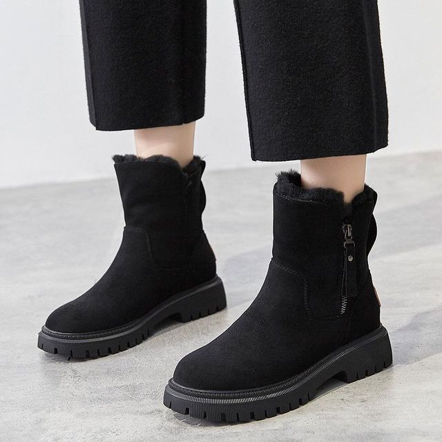 GABRIELA - Bottes à Pompons Grande Taille Découvrez nos bottes GABRIELA, une création mode grande taille qui marie détails ludiques et élégance française. Ces bottes grande taille offrent une silhouette raffinée et enjouée, créées pour les femmes qui rech