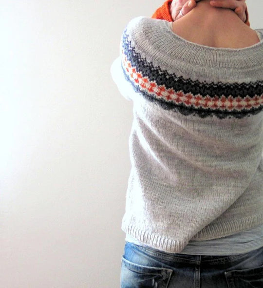 MATHILDA - Pull Gris Style Bohème Grande Taille Découvrez notre pull MATHILDA, une création mode grande taille qui marie l'esprit bohème à l'élégance française. Ce pull grande taille offre une silhouette libre et raffinée, créé pour les femmes qui recherc