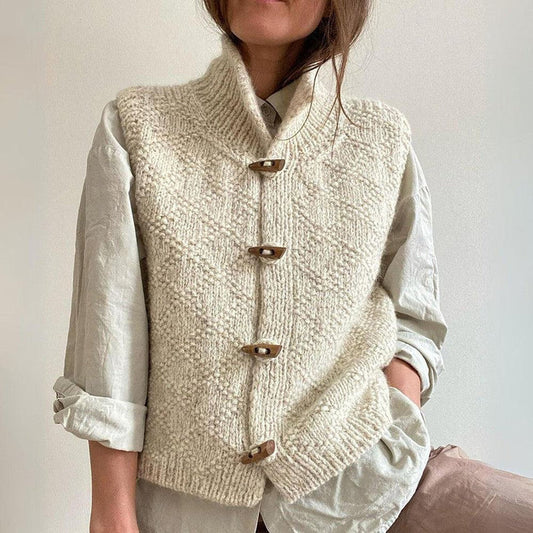 AMY - Gilet Sans Manches Élégant Grande Taille Découvrez notre gilet AMY, une création mode grande taille qui allie style minimaliste et élégance française. Ce gilet sans manches grande taille offre une silhouette épurée et raffinée, créé pour les femmes