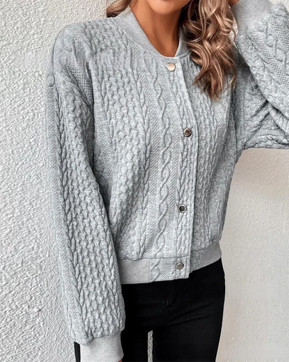 KASEY - Cardigan à Boutons Grande Taille Découvrez notre cardigan KASEY, une pièce mode grande taille qui incarne le confort élégant et le style français. Ce cardigan grande taille offre une silhouette structurée et féminine, parfait pour les femmes qui r