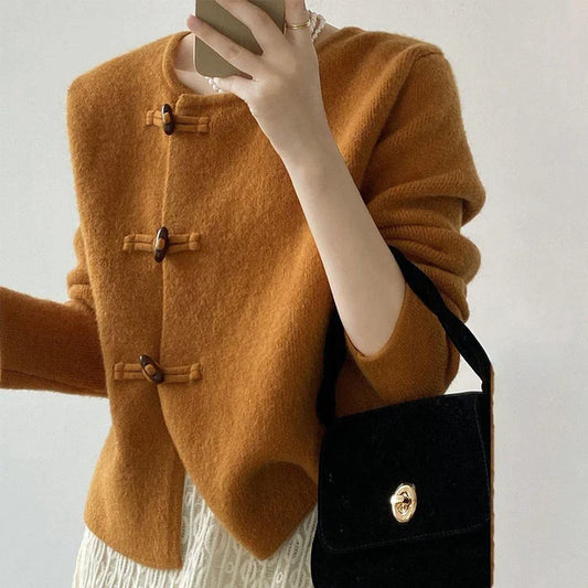 MIRA - Cardigan en Maille Uni Élégant Grande Taille Découvrez notre cardigan MIRA, une création mode grande taille qui marie simplicité raffinée et élégance française. Ce cardigan grande taille offre une silhouette épurée et sophistiquée, créé pour les fe