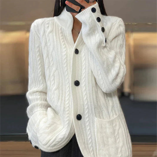 MATHILDA - Cardigan en Maille Blanc Grande Taille Découvrez notre cardigan MATHILDA, une création mode grande taille qui marie la pureté du blanc à l'élégance française. Ce cardigan grande taille offre une silhouette raffinée et intemporelle, créé pour le