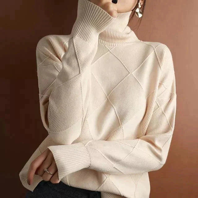 OLIVIA - Col Roulé Élégant Grande Taille Découvrez notre col roulé OLIVIA, une création mode grande taille qui incarne l'essence de l'élégance française. Ce col roulé grande taille offre une silhouette raffinée et sophistiquée, créé pour les femmes qui re