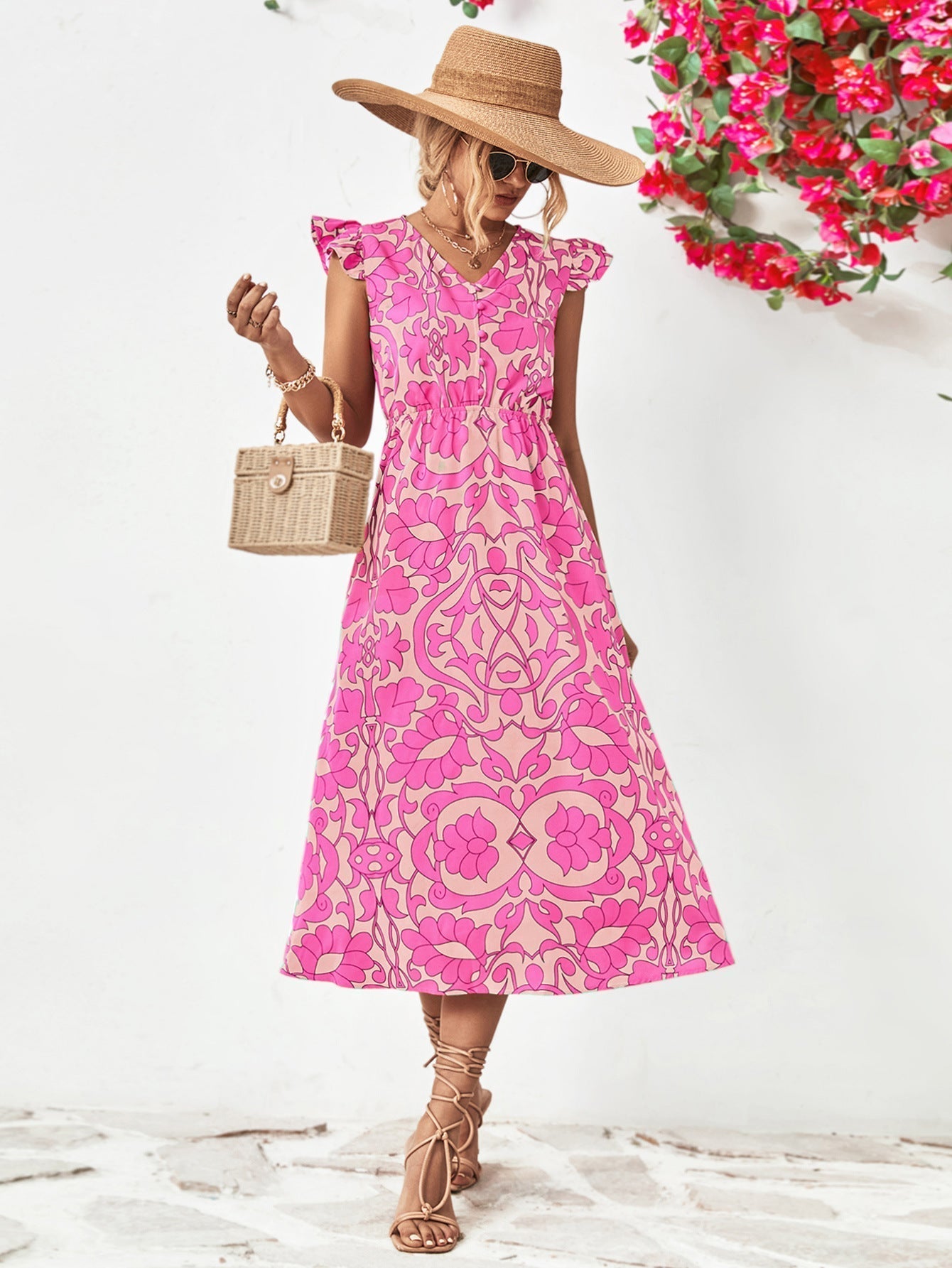 Wenny - Robe Fleurie Grande Taille Femme Découvrez notre robe Wenny, une création mode grande taille qui allie motifs floraux et élégance française. Cette robe élégante grande taille avec son décolleté en V et ses manches courtes offre une silhouette soph