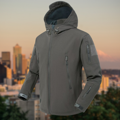 MARCO - Veste Tactique Homme Découvrez notre veste MARCO pour homme, une création qui allie fonctionnalité tactique et élégance française. Cette veste tactique offre une silhouette moderne et fonctionnelle, créée pour les hommes qui recherchent une pièce