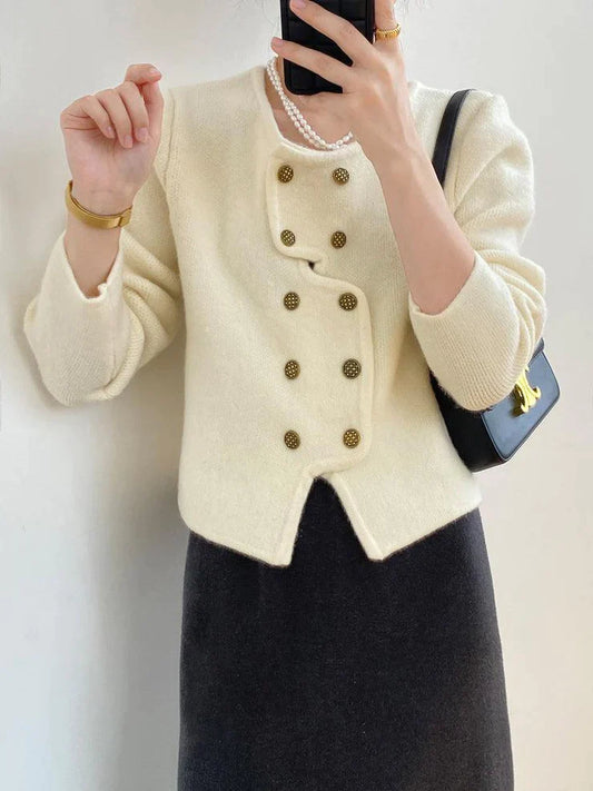 OLVINE - Cardigan Long Simple Élégant Grande Taille Découvrez notre cardigan OLVINE, une création mode grande taille qui marie simplicité raffinée et élégance française. Ce cardigan grande taille offre une silhouette épurée et sophistiquée, créé pour les