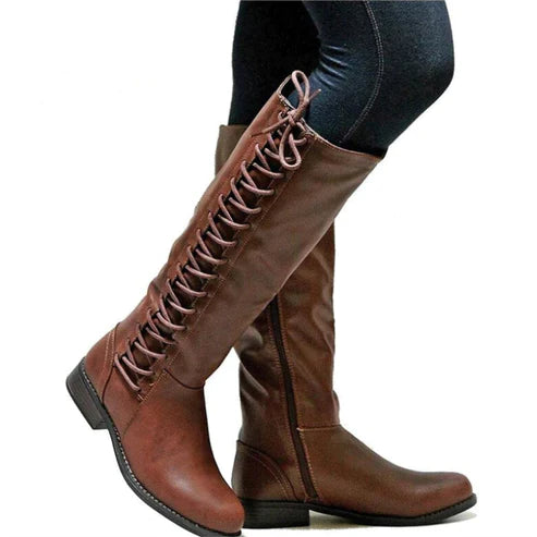 ACEY - Bottes à Lacets Élégantes Grande Taille Découvrez nos bottes ACEY, une création mode grande taille qui marie style lacé et élégance française. Ces bottes grande taille offrent une silhouette raffinée et sophistiquée, créées pour les femmes qui rech