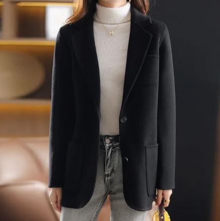 DORIS - Blazer en Tweed Grande Taille Découvrez notre blazer DORIS, une création mode grande taille qui allie chaleur du tweed et élégance française. Ce blazer en tweed grande taille offre un design sophistiqué et douillet, idéal pour les femmes qui souha