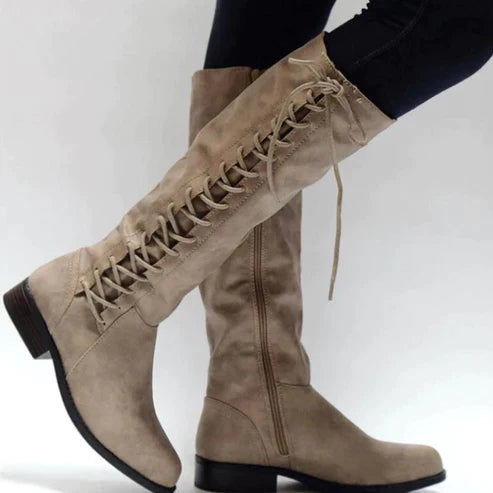 ACEY - Bottes à Lacets Élégantes Grande Taille Découvrez nos bottes ACEY, une création mode grande taille qui marie style lacé et élégance française. Ces bottes grande taille offrent une silhouette raffinée et sophistiquée, créées pour les femmes qui rech