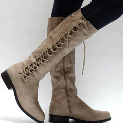 ACEY - Bottes à Lacets Élégantes Grande Taille Découvrez nos bottes ACEY, une création mode grande taille qui marie style lacé et élégance française. Ces bottes grande taille offrent une silhouette raffinée et sophistiquée, créées pour les femmes qui rech