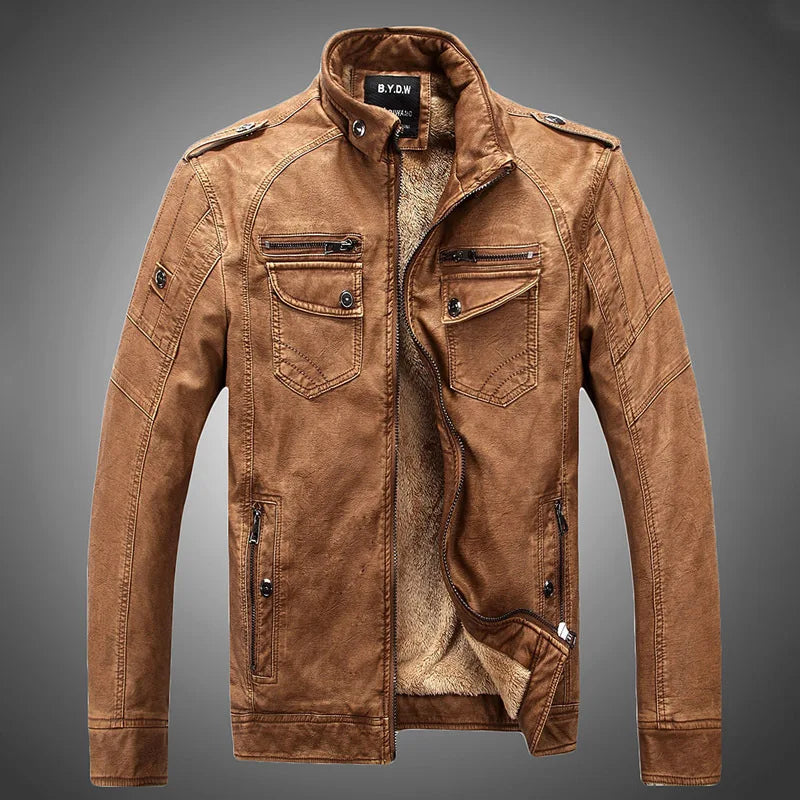 PETER - Veste en Cuir Doublée Polaire Homme Découvrez notre veste PETER pour homme, une création qui marie le luxe du cuir au confort de la polaire. Cette veste doublée offre une silhouette raffinée et chaleureuse, créée pour les hommes qui recherchent un