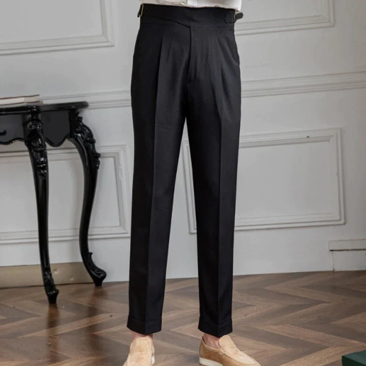 FRED - Pantalon Élégant Homme Découvrez notre pantalon FRED pour homme, une création qui marie élégance contemporaine et raffinement français. Ce pantalon offre une silhouette raffinée et sophistiquée, créé pour les hommes qui recherchent une pièce aussi