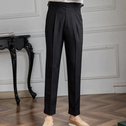 FRED - Pantalon Élégant Homme Découvrez notre pantalon FRED pour homme, une création qui marie élégance contemporaine et raffinement français. Ce pantalon offre une silhouette raffinée et sophistiquée, créé pour les hommes qui recherchent une pièce aussi