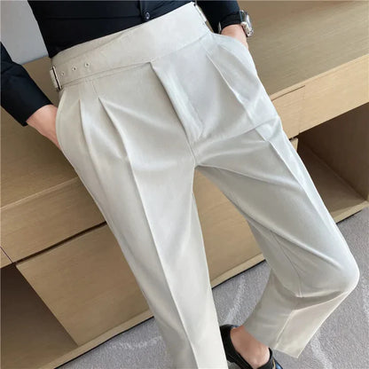 FRED - Pantalon Élégant Homme Découvrez notre pantalon FRED pour homme, une création qui marie élégance contemporaine et raffinement français. Ce pantalon offre une silhouette raffinée et sophistiquée, créé pour les hommes qui recherchent une pièce aussi