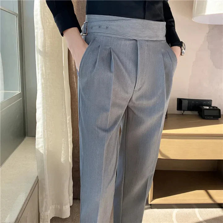 FRED - Pantalon Élégant Homme Découvrez notre pantalon FRED pour homme, une création qui marie élégance contemporaine et raffinement français. Ce pantalon offre une silhouette raffinée et sophistiquée, créé pour les hommes qui recherchent une pièce aussi