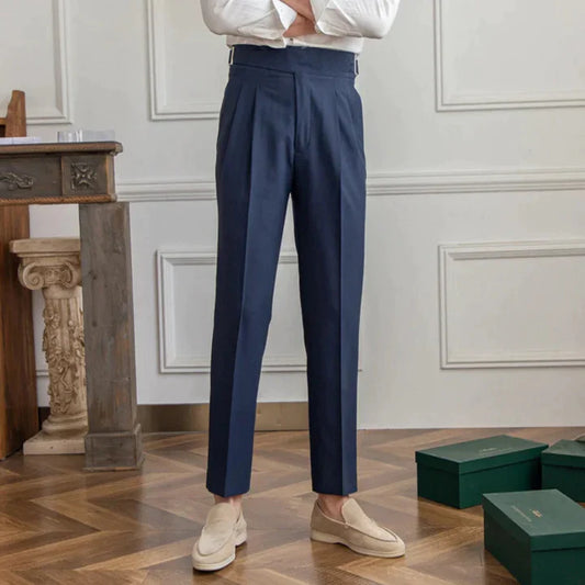 FRED - Pantalon Élégant Homme Découvrez notre pantalon FRED pour homme, une création qui marie élégance contemporaine et raffinement français. Ce pantalon offre une silhouette raffinée et sophistiquée, créé pour les hommes qui recherchent une pièce aussi