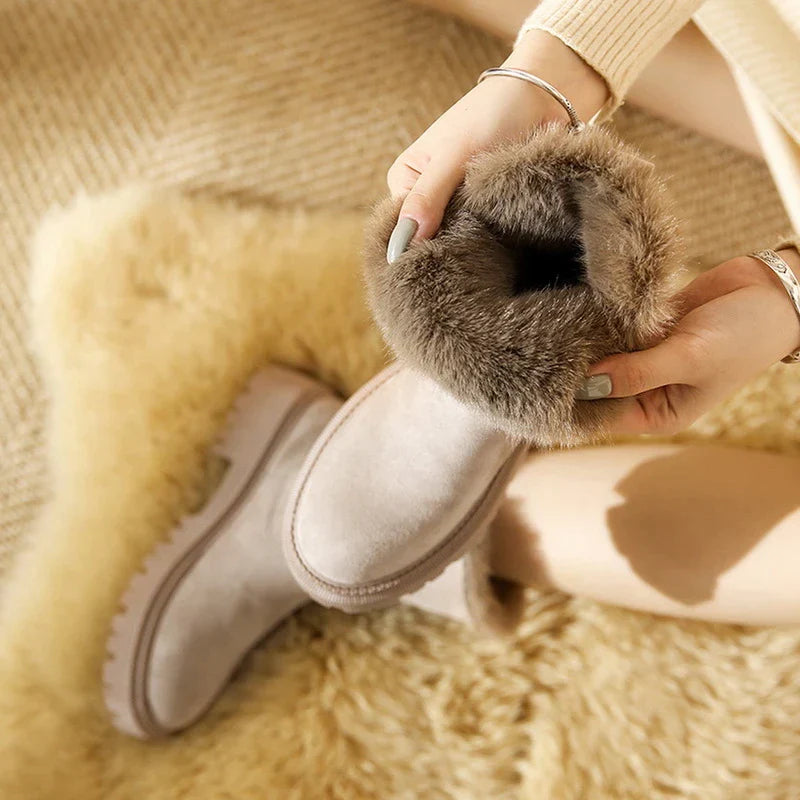 FEMKE - Bottes Mode Grande Taille Découvrez nos bottes FEMKE, une création mode grande taille qui marie style contemporain et élégance française. Ces bottes grande taille offrent une silhouette raffinée et sophistiquée, créées pour les femmes qui recherch