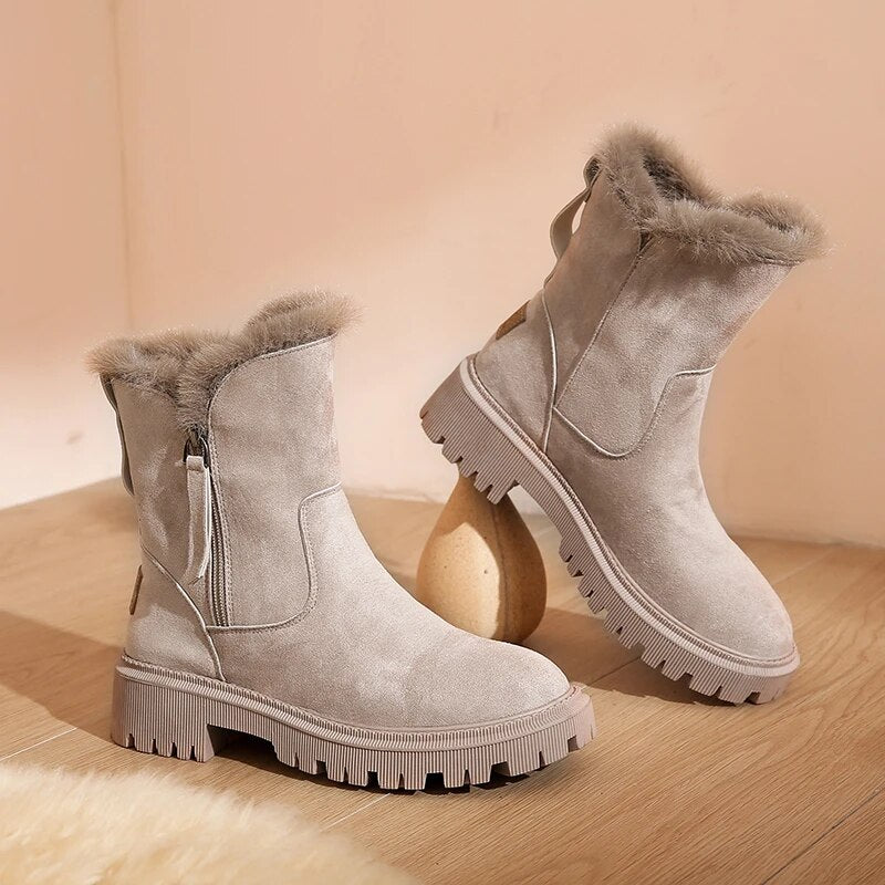 FEMKE - Bottes Mode Grande Taille Découvrez nos bottes FEMKE, une création mode grande taille qui marie style contemporain et élégance française. Ces bottes grande taille offrent une silhouette raffinée et sophistiquée, créées pour les femmes qui recherch