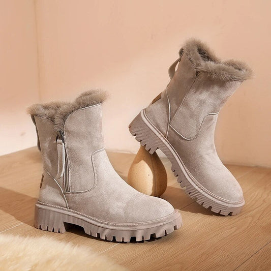 FEMKE - Bottes Mode Grande Taille Découvrez nos bottes FEMKE, une création mode grande taille qui marie style contemporain et élégance française. Ces bottes grande taille offrent une silhouette raffinée et sophistiquée, créées pour les femmes qui recherch