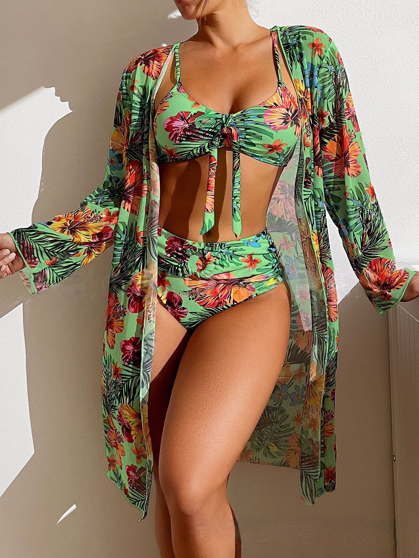 Jalina - Set de bikini stylé pour l'été '23 Cet ensemble de bikini 3 pièces pour femmes est fabriqué dans un matériau stretch quadridirectionnel léger et à séchage rapide. Nos maillots de bain sont amovibles, rembourrés et entièrement doublés. Ils offrent