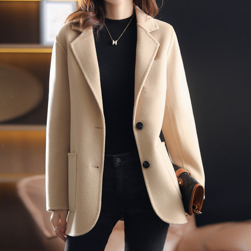 DORIS - Blazer en Tweed Grande Taille Découvrez notre blazer DORIS, une création mode grande taille qui allie chaleur du tweed et élégance française. Ce blazer en tweed grande taille offre un design sophistiqué et douillet, idéal pour les femmes qui souha