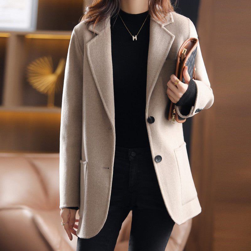 DORIS - Blazer en Tweed Grande Taille Découvrez notre blazer DORIS, une création mode grande taille qui allie chaleur du tweed et élégance française. Ce blazer en tweed grande taille offre un design sophistiqué et douillet, idéal pour les femmes qui souha
