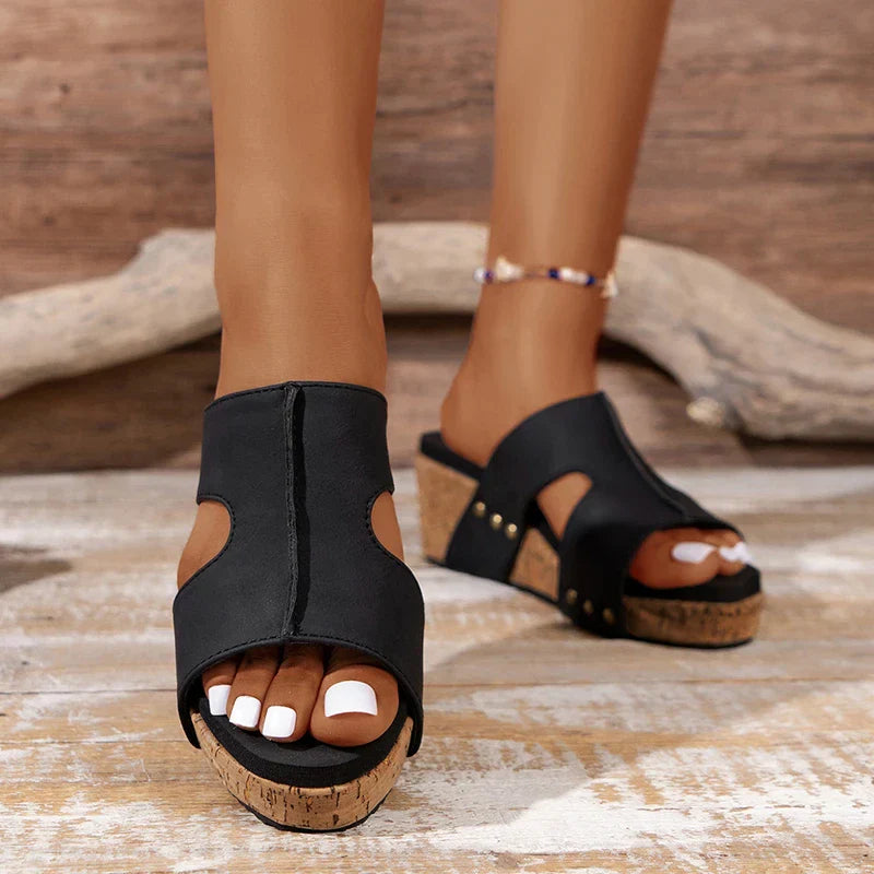 LUCY - Sandales Orthopédiques Grande Taille Découvrez nos sandales LUCY, une création mode grande taille qui marie confort orthopédique et élégance française. Ces sandales grande taille offrent une silhouette raffinée et ergonomique, créées pour les femme