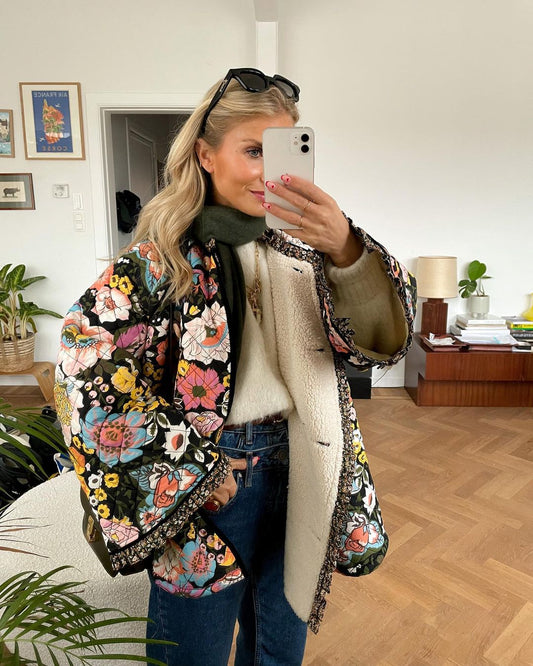 MIRIAM - Veste Élégante Grande Taille Découvrez notre veste MIRIAM, une création mode grande taille qui allie sophistication et élégance française. Cette veste élégante grande taille offre un design raffiné et moderne, idéale pour les femmes qui souhaiten
