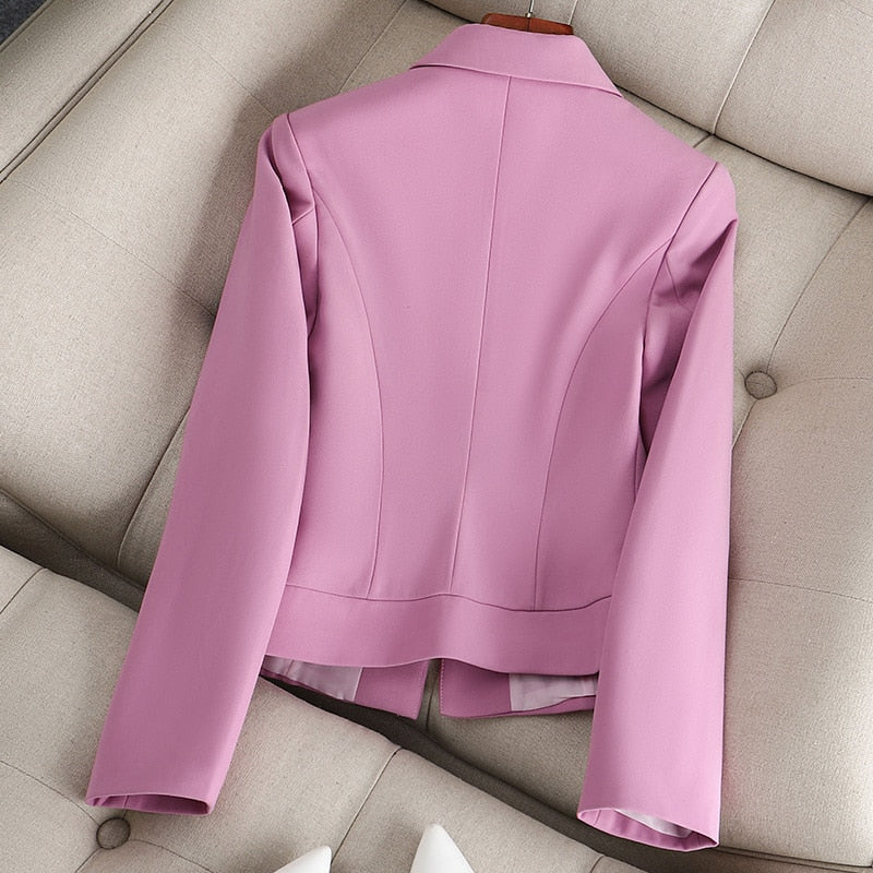 L'AURABLEND - Blazer Designer Grande Taille par Lilian Thouram Découvrez notre blazer L'AURABLEND, une création exclusive mode grande taille signée Lilian Thouram qui incarne le summum de l'élégance française. Ce blazer designer grande taille représente l