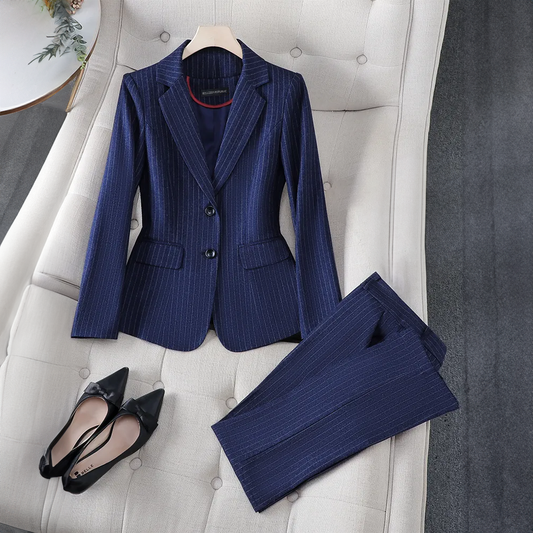 L'AURABLEND - Ensemble Blazer Élégant Grande Taille Découvrez notre ensemble L'AURABLEND, une création exclusive mode grande taille de notre collection designer qui incarne l'excellence de l'élégance française. Ce blazer grande taille de la prestigieuse c