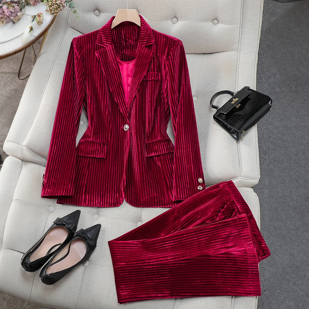 SCARLETT VELOURA - Ensemble Blazer Élégant Grande Taille Découvrez notre ensemble SCARLETT VELOURA, une création mode grande taille qui incarne la sensualité du velours et l'élégance française. Ce blazer grande taille en velours somptueux offre une silhou