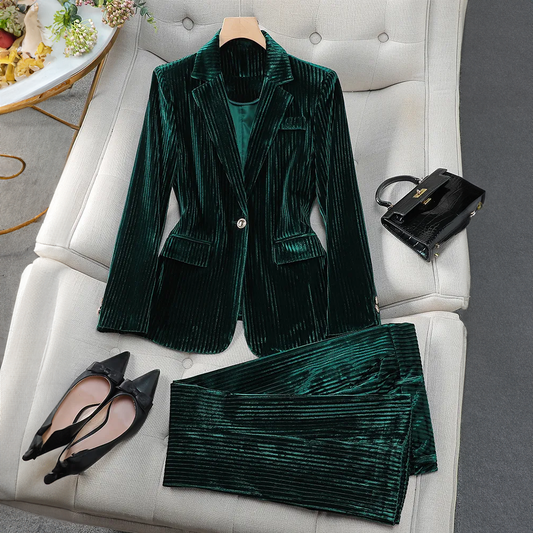 SCARLETT VELOURA - Ensemble Blazer Élégant Grande Taille Découvrez notre ensemble SCARLETT VELOURA, une création mode grande taille qui incarne la sensualité du velours et l'élégance française. Ce blazer grande taille en velours somptueux offre une silhou