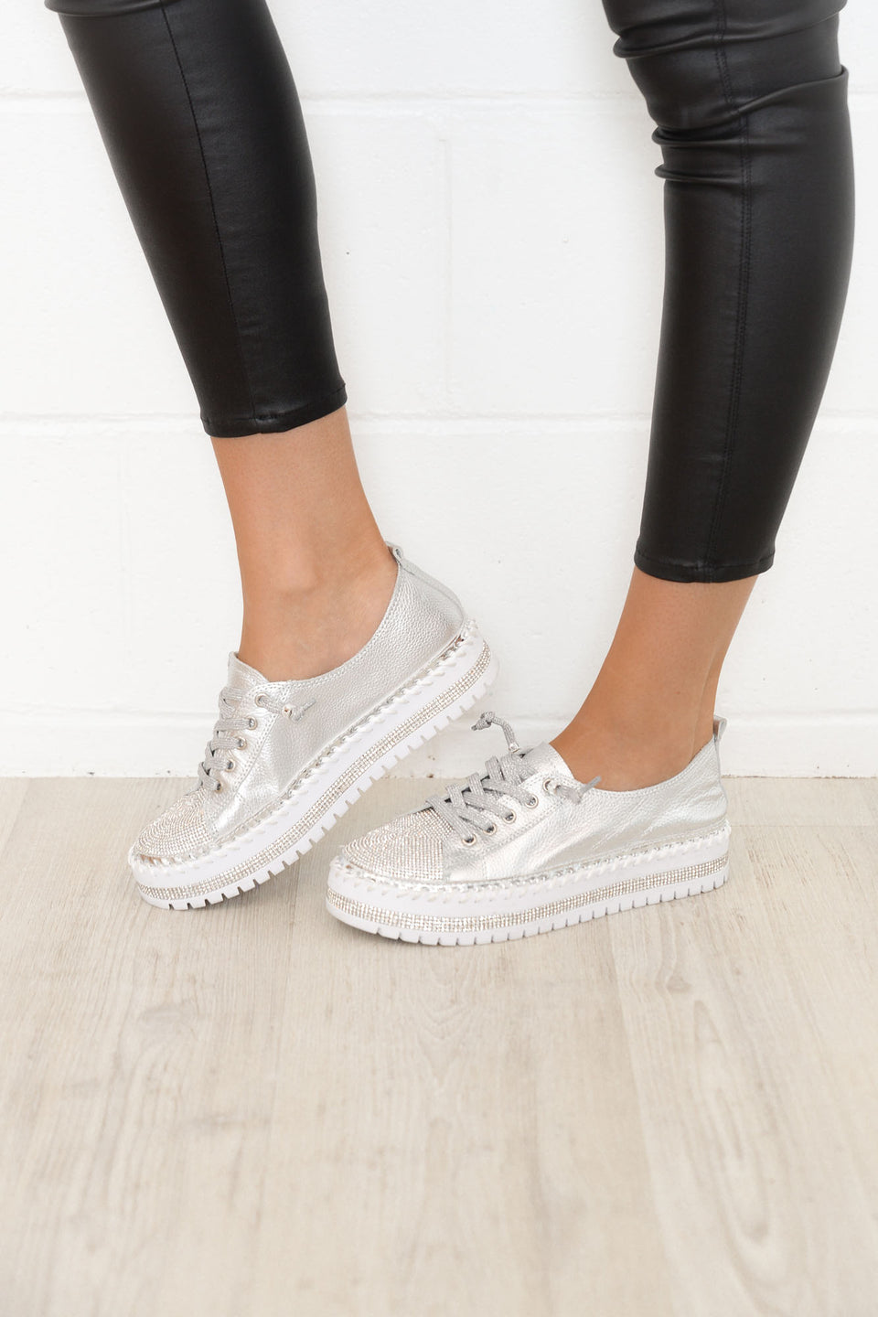 ILSA - Chaussures d'Été Diamant Grande Taille Découvrez nos chaussures ILSA, une création mode grande taille qui marie l'éclat du diamant à l'élégance française. Ces chaussures d'été grande taille offrent une silhouette raffinée et scintillante, créées po