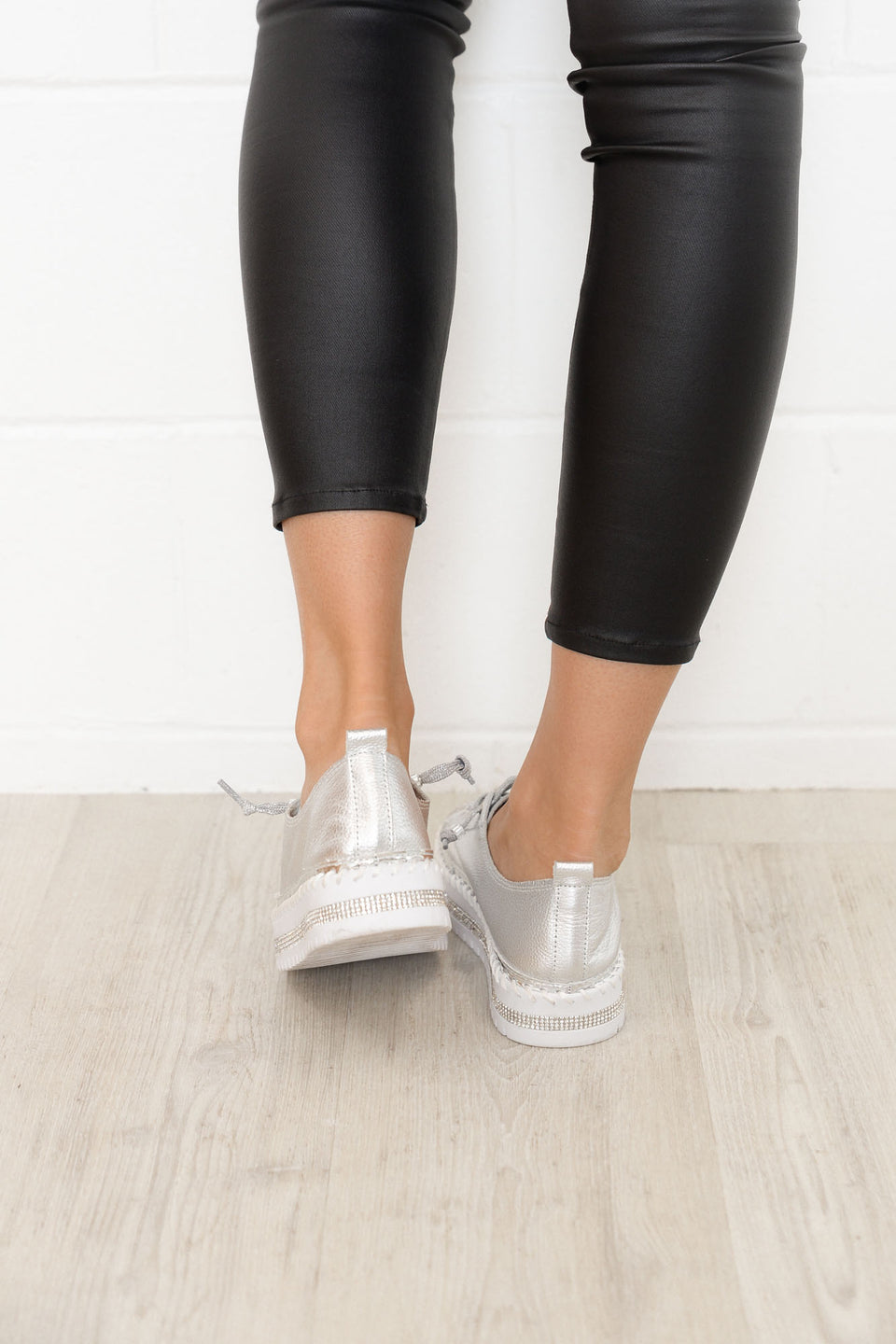 ILSA - Chaussures d'Été Diamant Grande Taille Découvrez nos chaussures ILSA, une création mode grande taille qui marie l'éclat du diamant à l'élégance française. Ces chaussures d'été grande taille offrent une silhouette raffinée et scintillante, créées po
